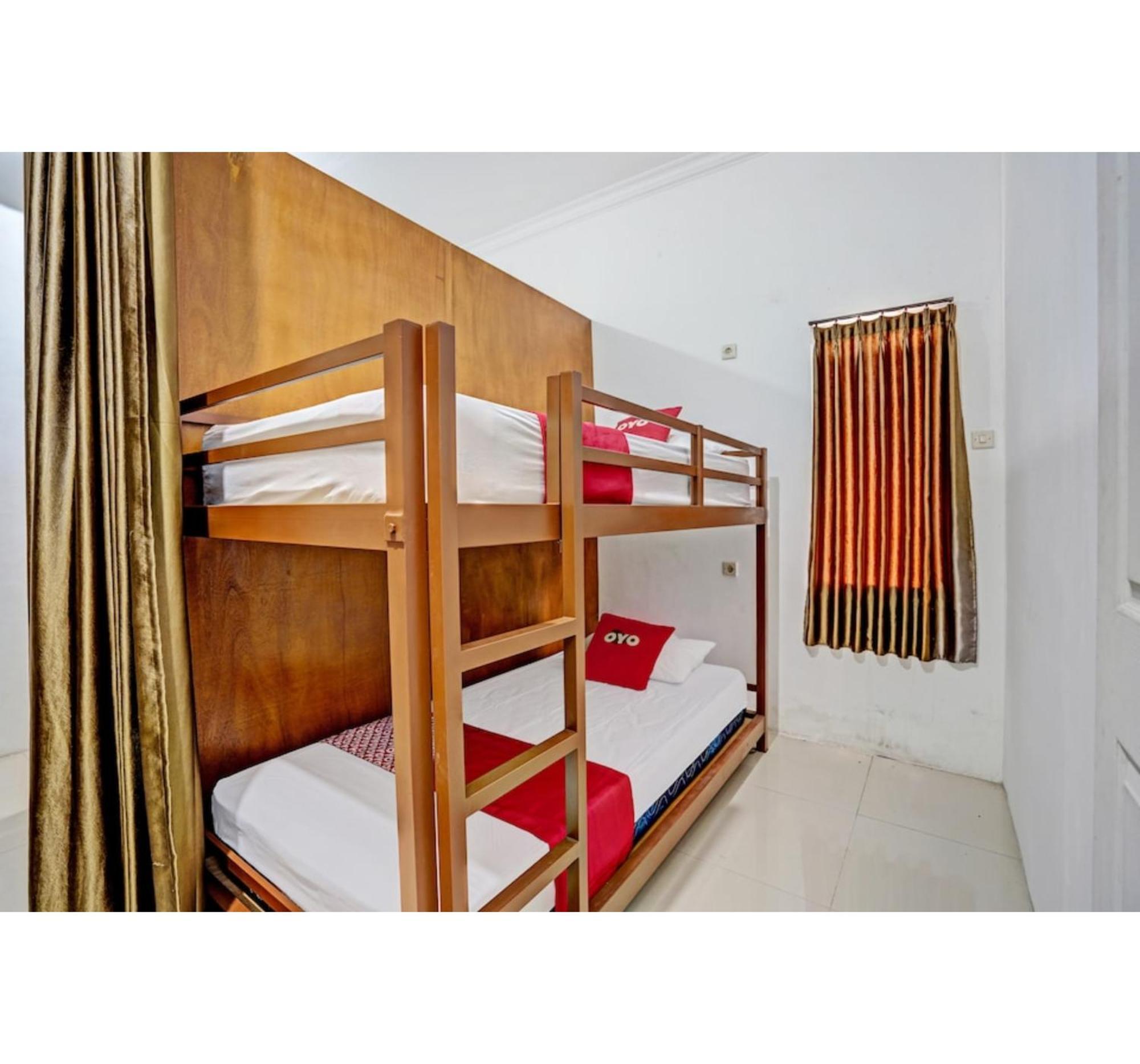 Super Oyo 3702 Homestay Bougenville Syariah Lamongan Exterior photo