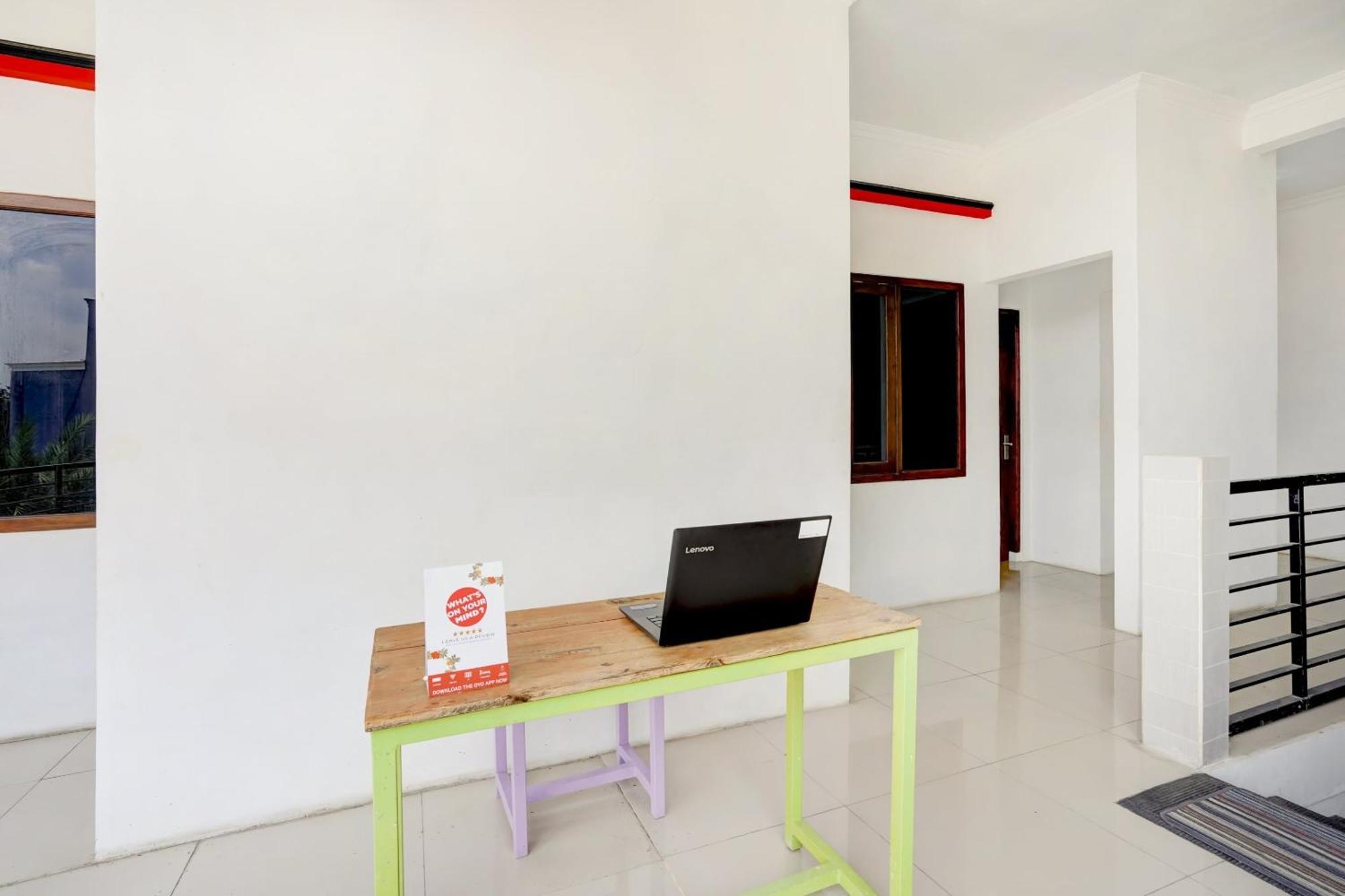Super Oyo 3702 Homestay Bougenville Syariah Lamongan Exterior photo