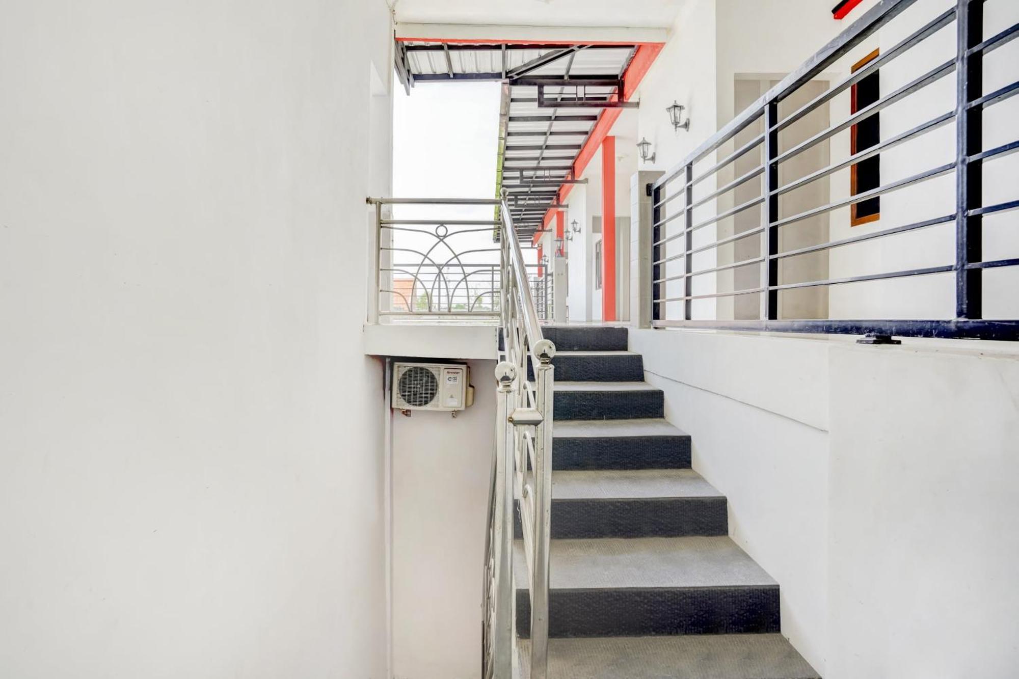 Super Oyo 3702 Homestay Bougenville Syariah Lamongan Exterior photo
