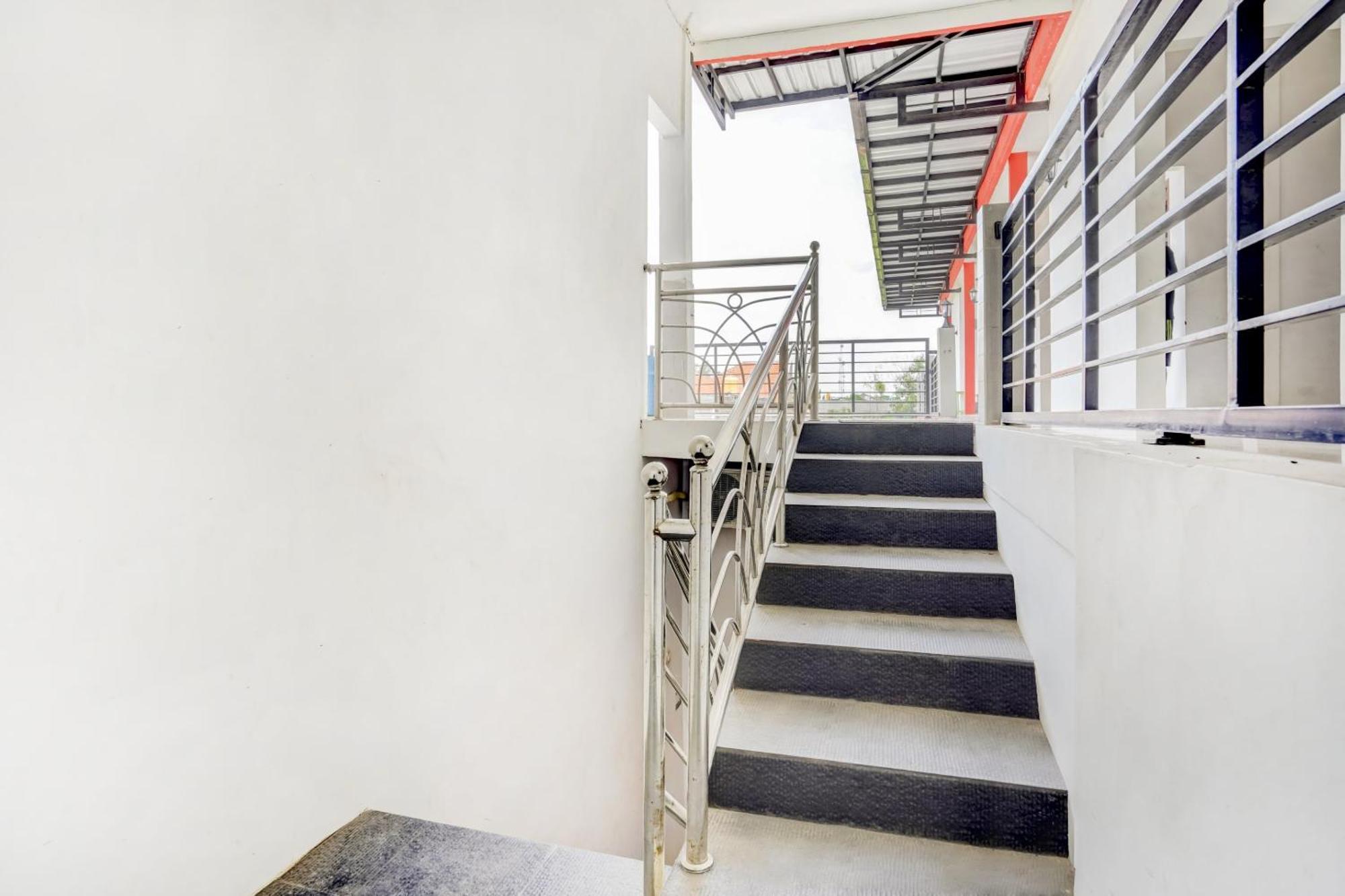 Super Oyo 3702 Homestay Bougenville Syariah Lamongan Exterior photo