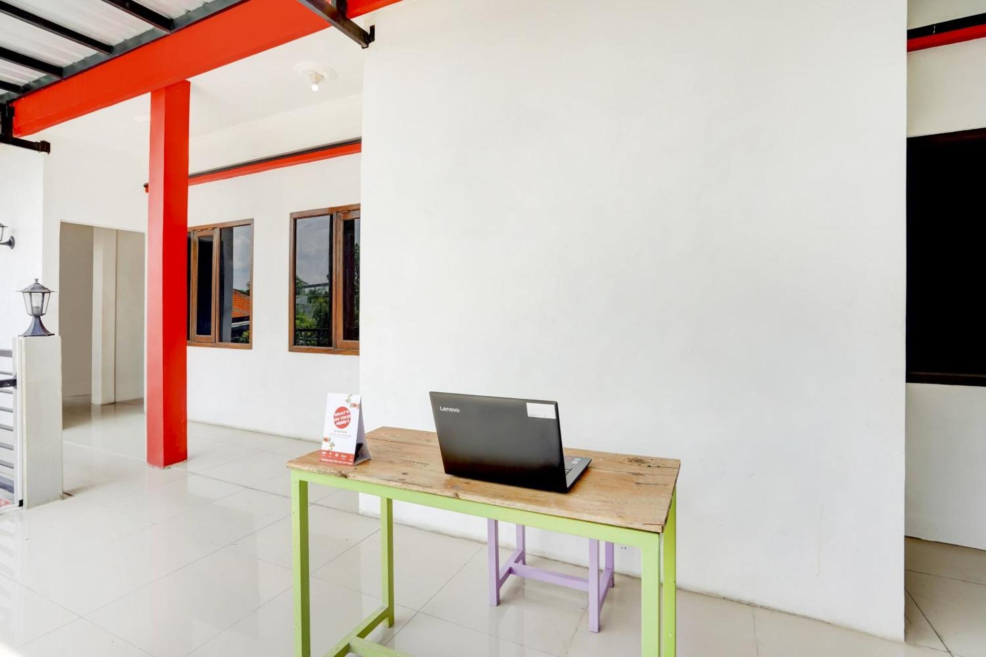 Super Oyo 3702 Homestay Bougenville Syariah Lamongan Exterior photo