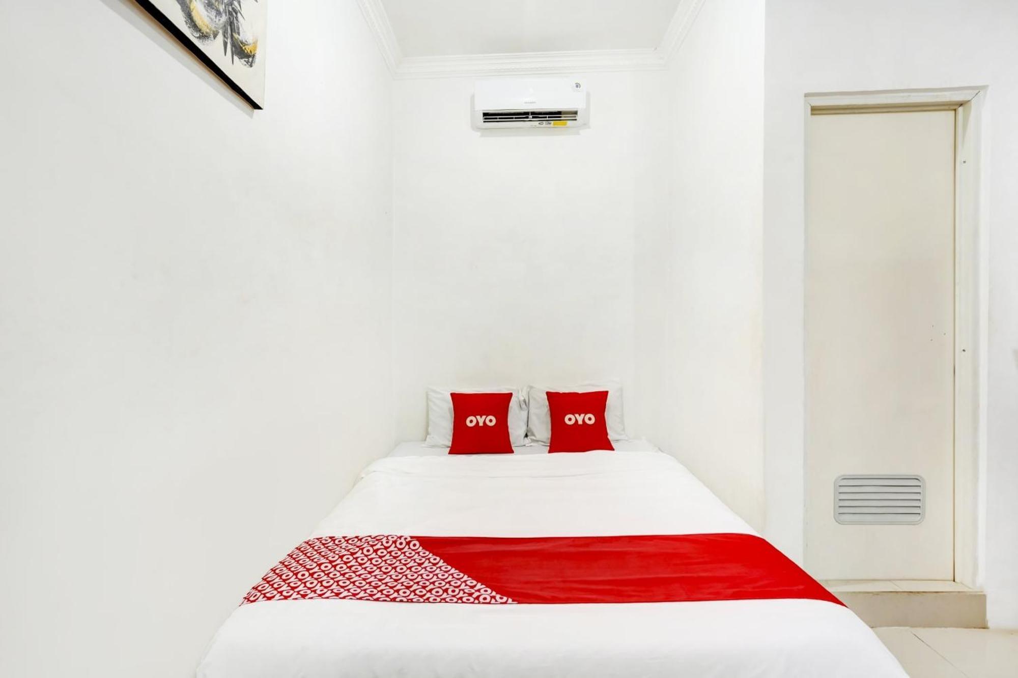 Super Oyo 3702 Homestay Bougenville Syariah Lamongan Exterior photo