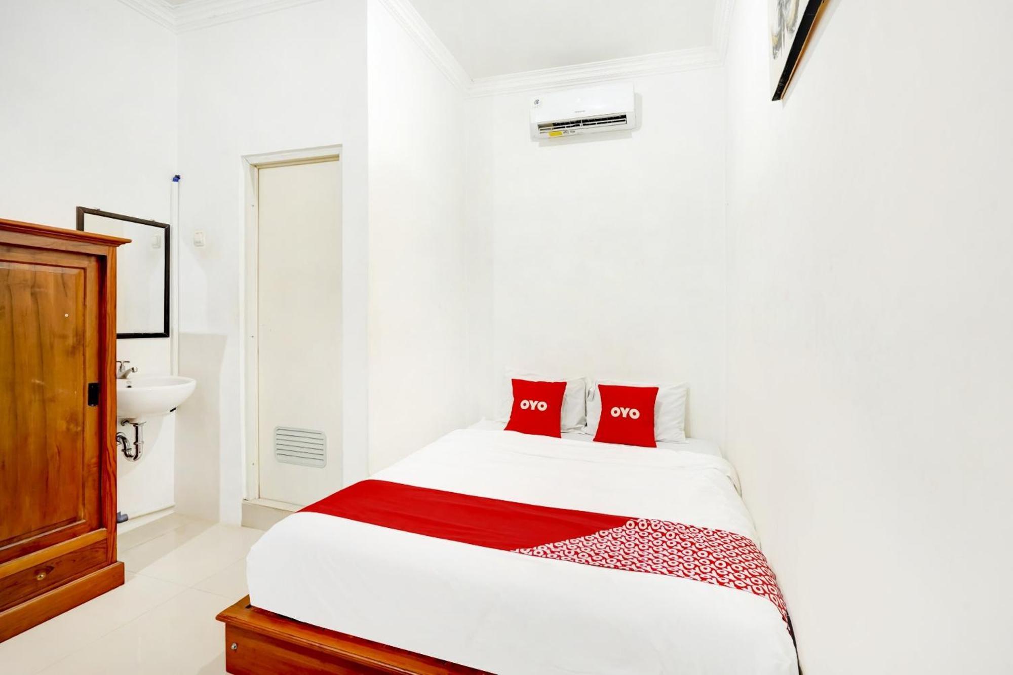 Super Oyo 3702 Homestay Bougenville Syariah Lamongan Exterior photo