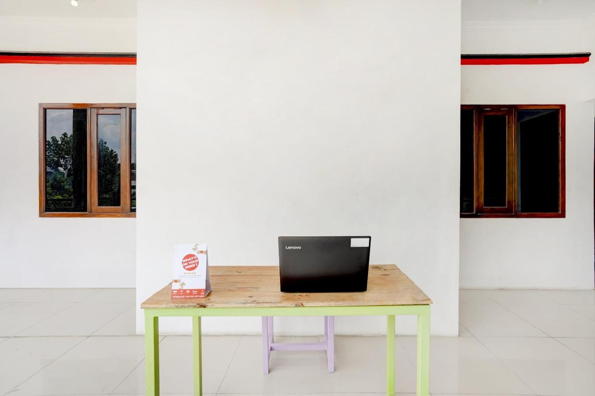 Super Oyo 3702 Homestay Bougenville Syariah Lamongan Exterior photo